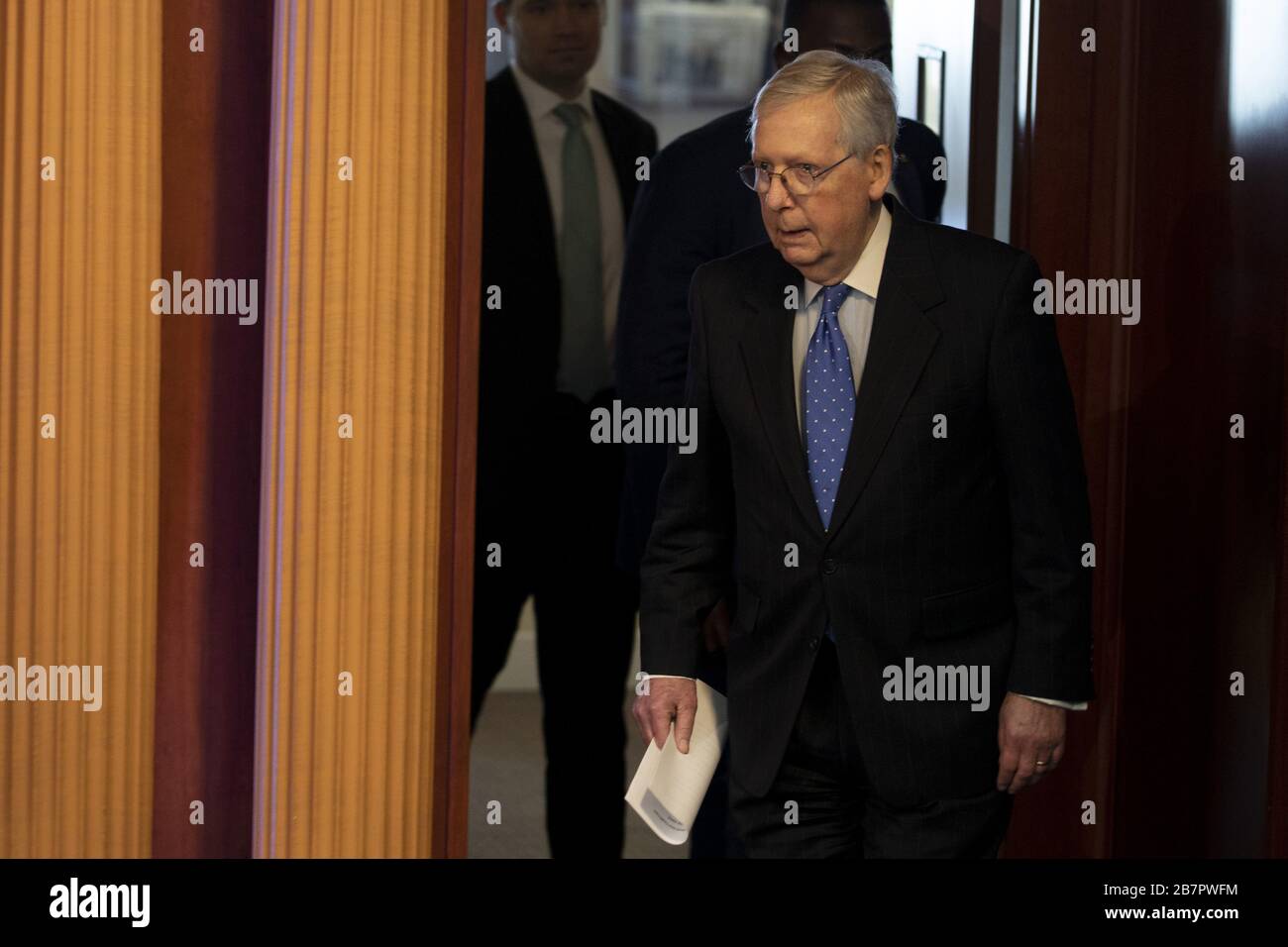 Der Mehrheitsführer des Senats, der Republikaner Mitch McConnell, trifft ein, um am Dienstag, den 17. März 2020, auf dem Kapitol in Washington, D.C. zu sprechen. Mehr als 4.500 Menschen haben in den USA positiv auf COVID-19 getestet und mindestens 88 sind gestorben. Weltweit lag die Zahl der Todesopfer am Montag bei etwas mehr als 7.100. Foto von Tasos Katopodis/UPI Stockfoto