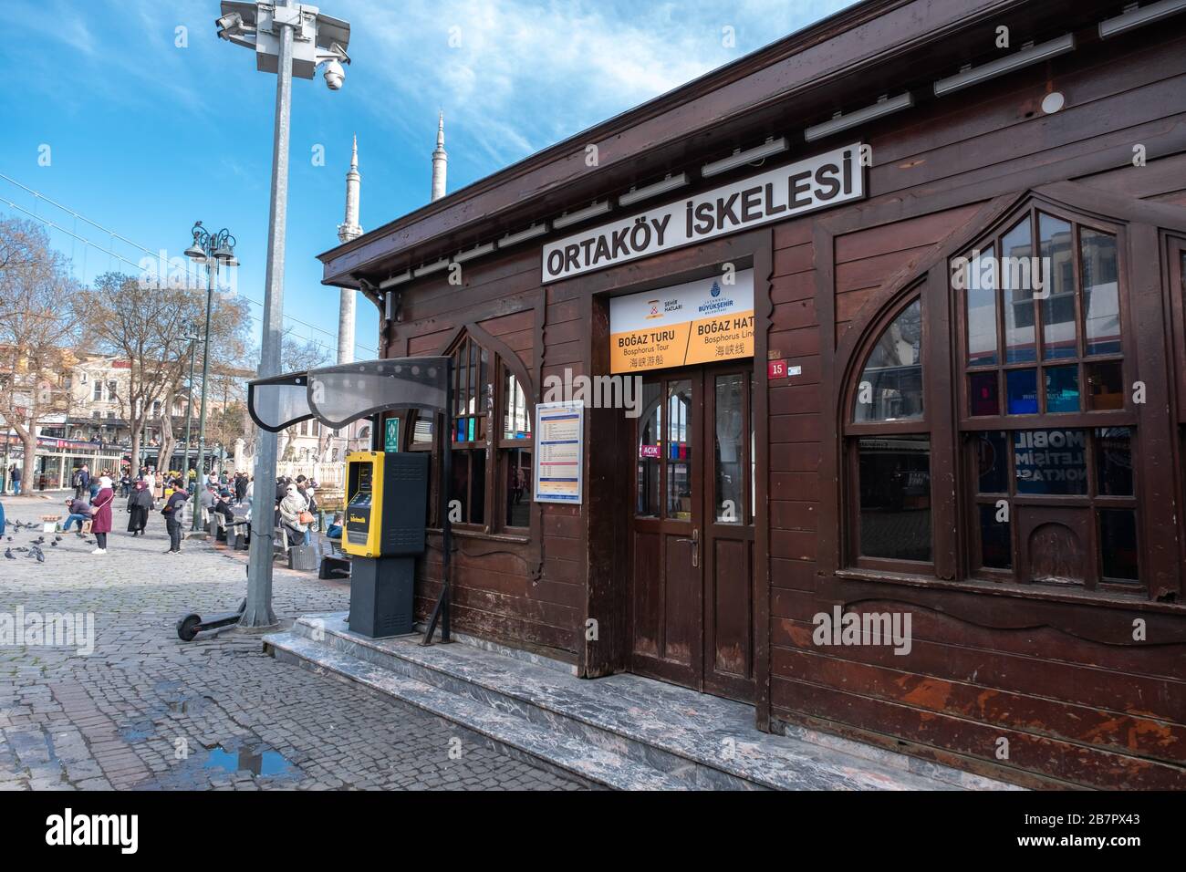 Blick vom Fährhafen Ortakoy in istanbul. Ortakoy (Ortaköy) ist einer der berühmten Touristenattraktionen in Besiktas in Istanbul Stockfoto
