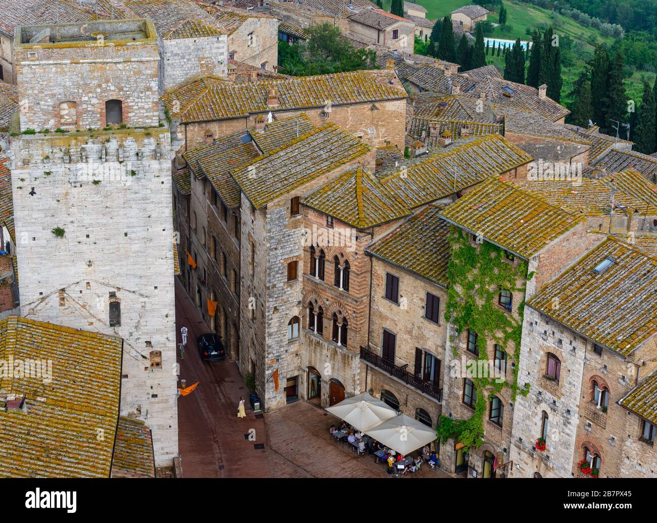 Blick auf die Piazza della Cisterna vom Gipfel des Torre Grossa in San Gimignano, Provinz Siena, Toskana, Italien, im Sommer. Stockfoto