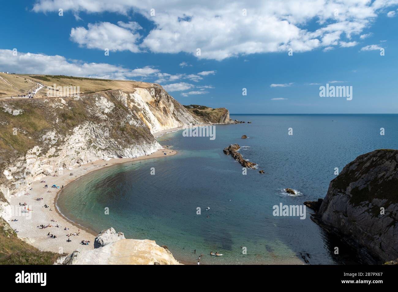 Landschaft Foto des Menschen O Krieg Strand bei Durdle Door in Dorset. Stockfoto