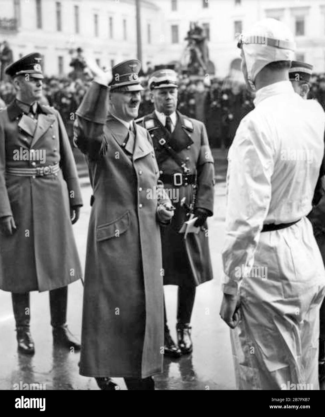 ADOLF HITLER (1889-1945) grüßt den britischen Rennfahrer Richard Seaman, nachdem er die Berliner Automobil-Ausstellung am 17. Februar 1939 mit LT. General Wilhelm Keitel ganz links eröffnet hatte. Stockfoto
