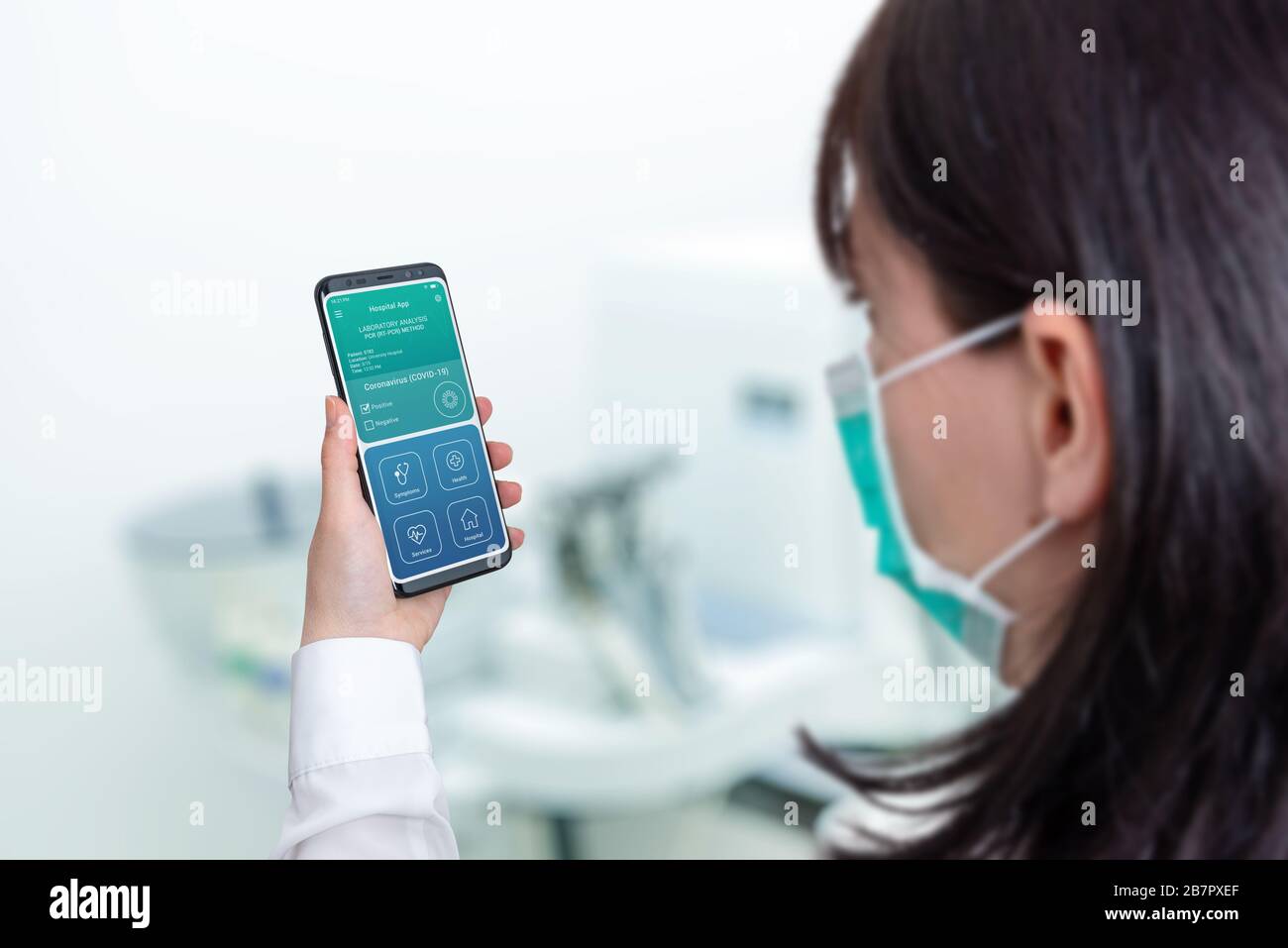 Frau hält Smartphone mit Krankenhaus-App und Labouratoy-Analyse-Konzept. Coronavirus positiv Stockfoto