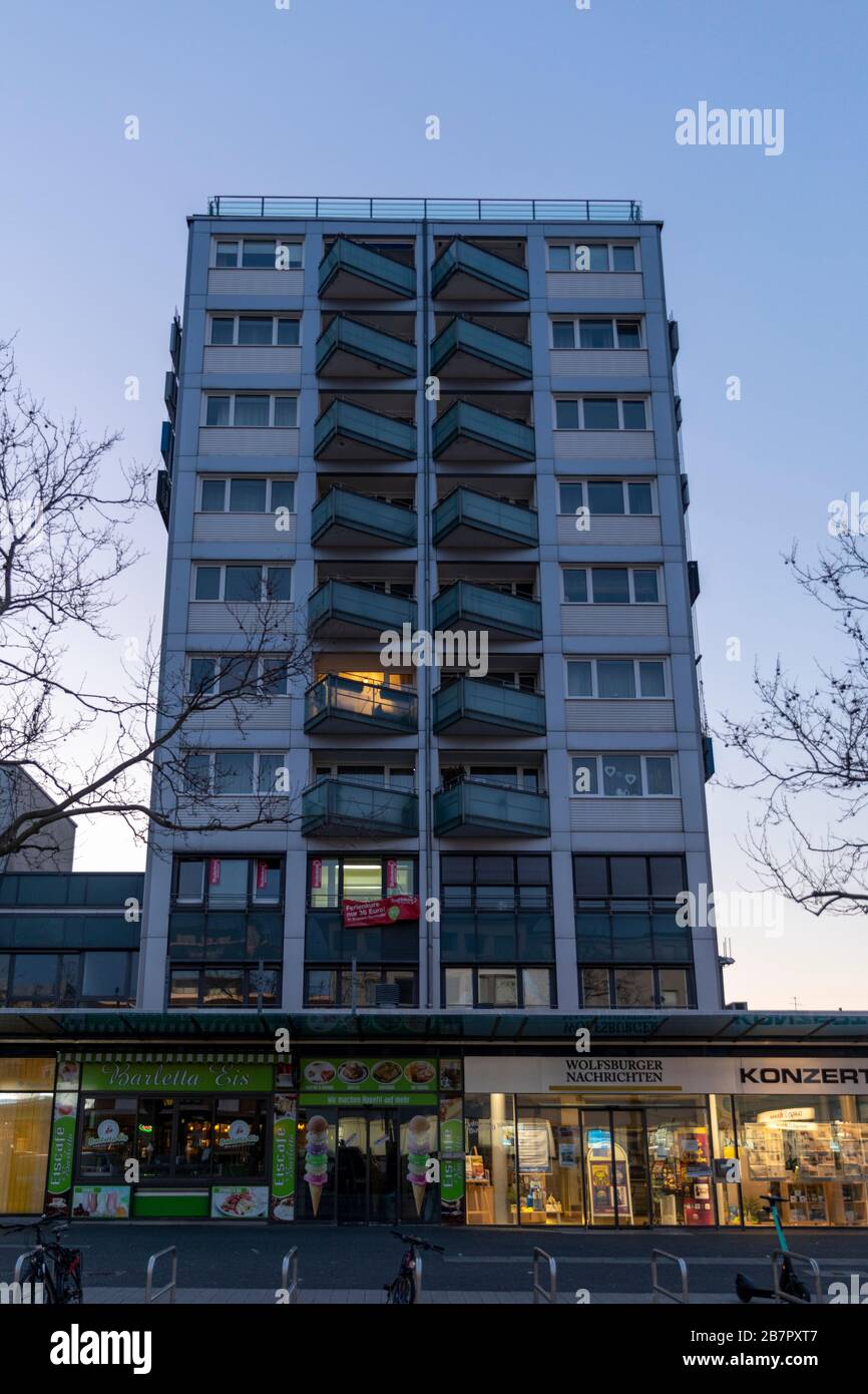 Wohn- und Einzelhandelsgeschäfte in der Wolfsburger Innenstadt ohne Menschen Stockfoto