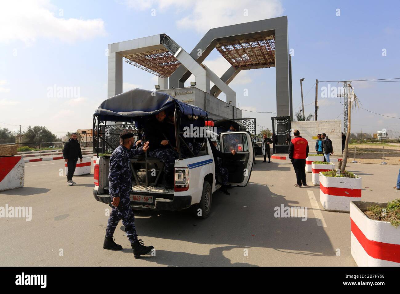 Die palästinensischen Sicherheitskräfte schlossen den Grenzübergang Rafah zu Ägypten aufgrund der fehlenden Stationierung des Coronavirus am 15. März 2020. Stockfoto