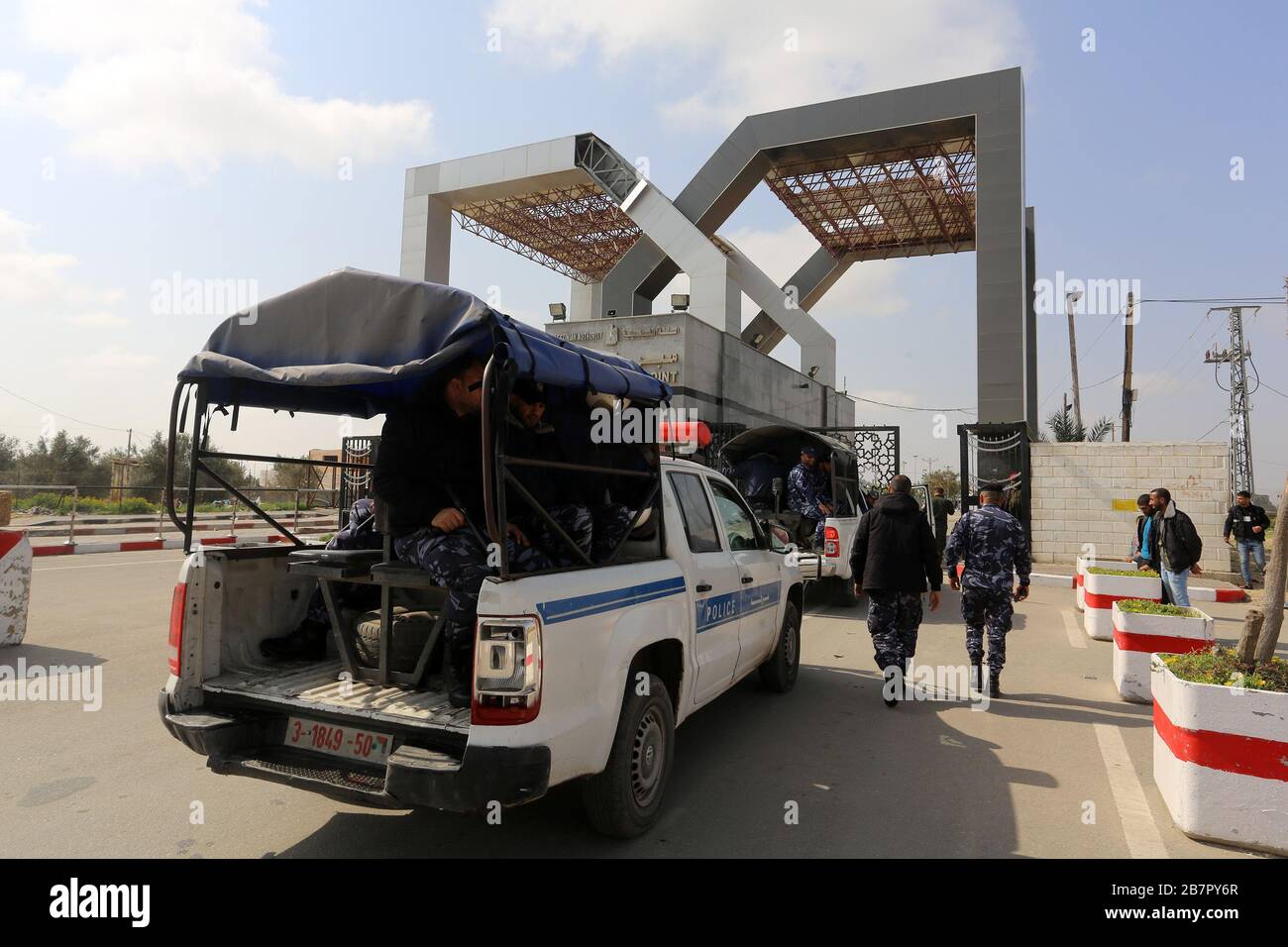 Die palästinensischen Sicherheitskräfte schlossen den Grenzübergang Rafah zu Ägypten aufgrund der fehlenden Stationierung des Coronavirus am 15. März 2020. Stockfoto