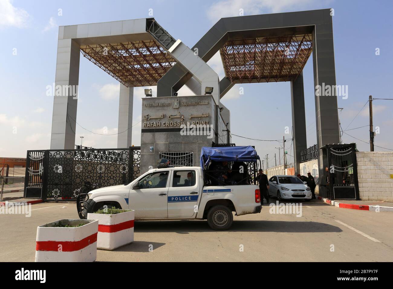 Die palästinensischen Sicherheitskräfte schlossen den Grenzübergang Rafah zu Ägypten aufgrund der fehlenden Stationierung des Coronavirus am 15. März 2020. Stockfoto