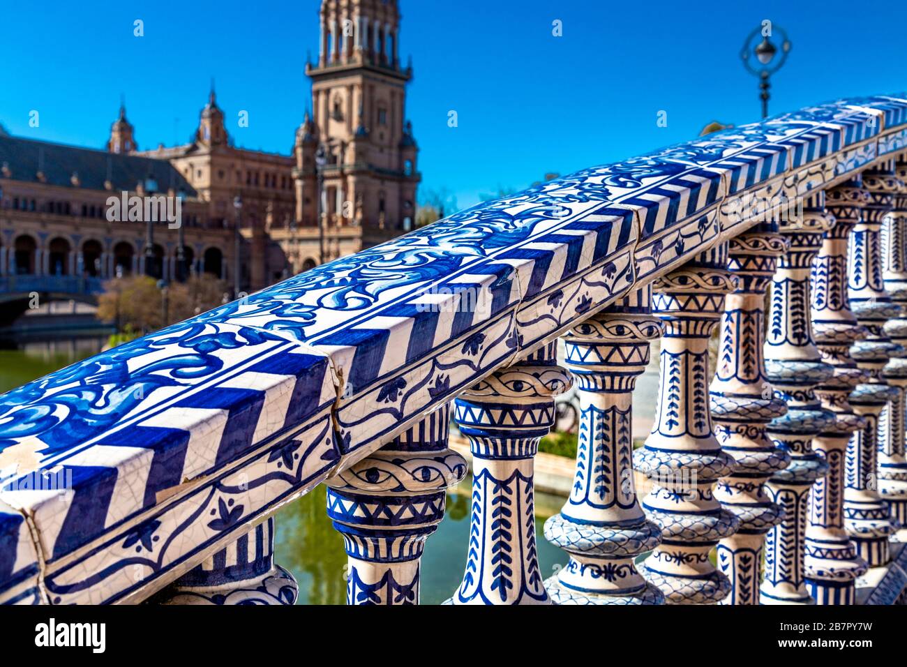 Nahaufnahme einer Brückenbalustrade mit keramischen Azulejo-Fliesen, Pavillon auf der Plaza de España im Parque de María Luisa, Sevilla, Andalusien, Spanien Stockfoto
