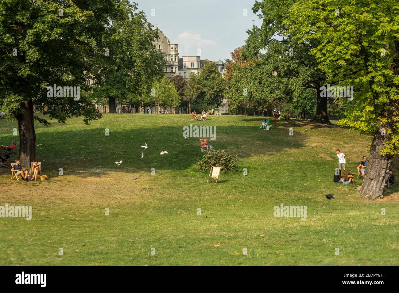 Die Menschen entspannen im Park Dabrowskiego in Posen, Polen 2019. Stockfoto Die Menschen entspannen im Park Dabrowskiego in Posen, Polen 2019. Stockfoto
