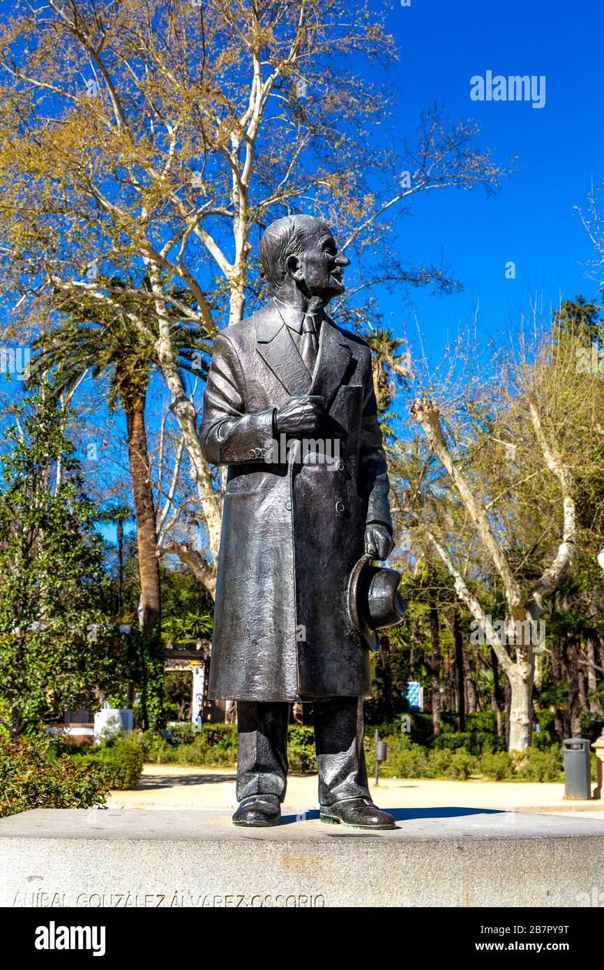 Statue des spanischen Architekten Aníbal González Álvarez-Ossorio im Parque de María Luisa, Sevilla, Andalusien, Spanien Stockfoto