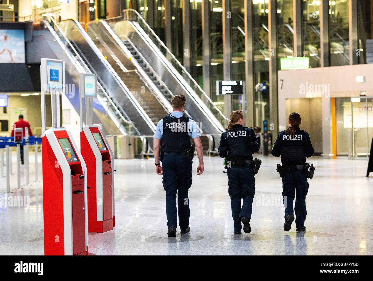 Frankfurt, Deutschland. März 2020. Drei Polizisten laufen am Flughafen durch Terminal 1. Der Sprecher der Bundespolizei am Flughafen hat wegen der Coronakrise ein sofortiges Einreiseverbot für nicht-EU-Bürger auf deutschen Flughäfen angekündigt. Diese Regelung wird am Dienstagabend umgesetzt. Foto: Andreas Arnold / dpa Credit: Dpa Picture Alliance / Alamy Live News Stockfoto