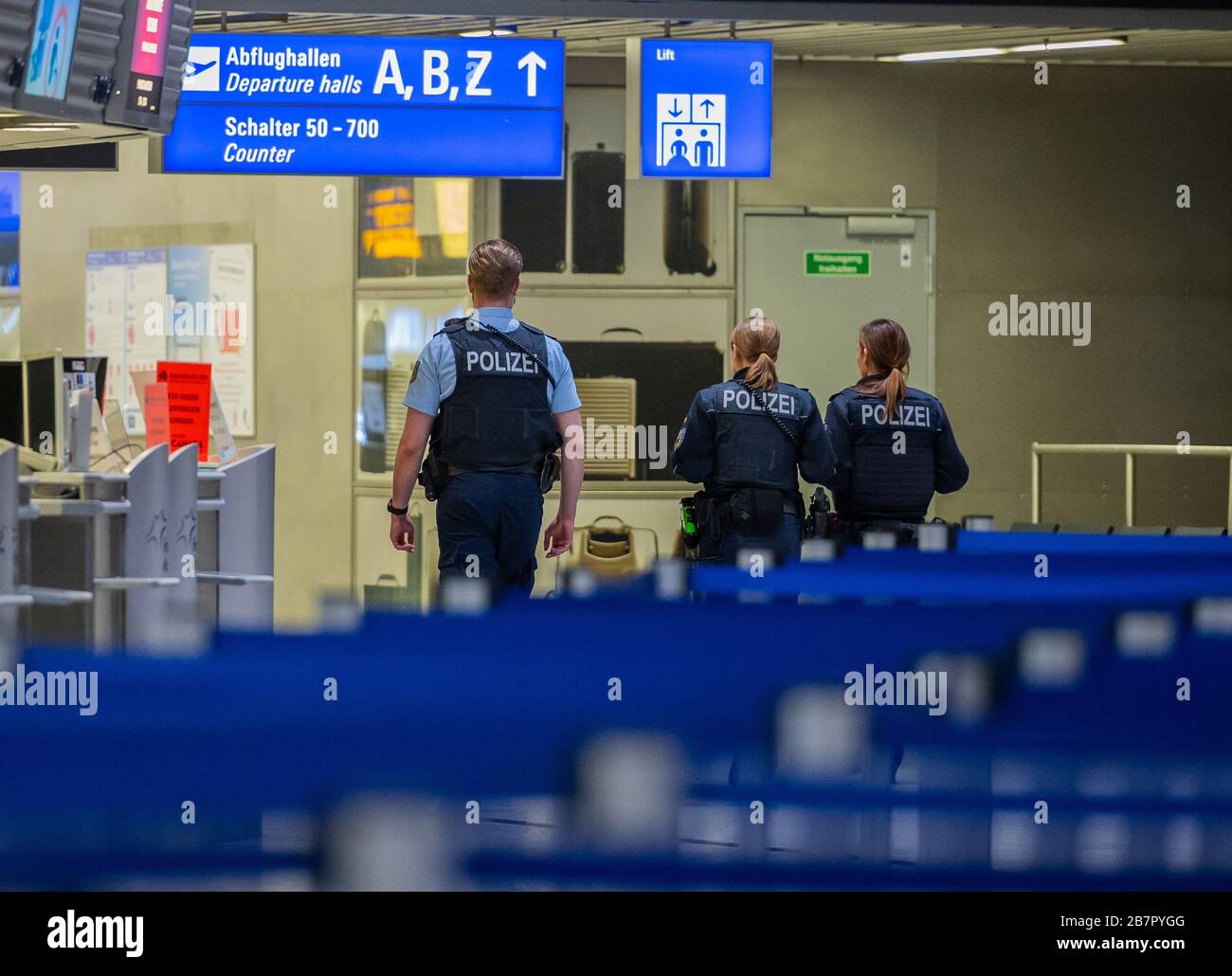 Frankfurt, Deutschland. März 2020. Drei Polizisten laufen am Flughafen durch Terminal 1. Der Sprecher der Bundespolizei am Flughafen hat wegen der Coronakrise ein sofortiges Einreiseverbot für nicht-EU-Bürger auf deutschen Flughäfen angekündigt. Diese Regelung wird am Dienstagabend umgesetzt. Foto: Andreas Arnold / dpa Credit: Dpa Picture Alliance / Alamy Live News Stockfoto