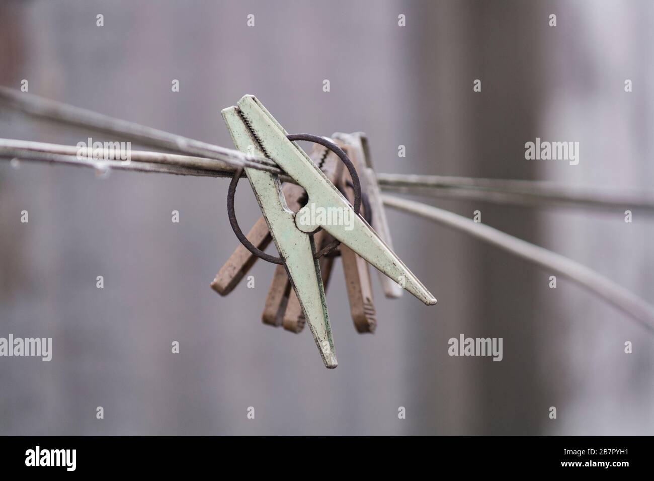 Alte Wäscheklappe zum Trocknen von Kleidung an einem Seil Stockfoto