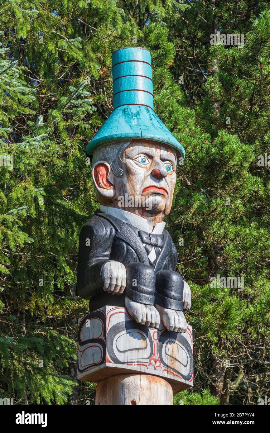 Ausflug zum Kreuzfahrtschiff Saxman Native Village Dance Performance und Totem Park in Ketchikan, Alaska. Tlingit Totempfahl, bekannt als "Seward Totem Pole. Stockfoto Ausflug zum Kreuzfahrtschiff Saxman Native Village Dance Performance und Totem Park in Ketchikan, Alaska. Tlingit Totempfahl, bekannt als "Seward Totem Pole. Stockfoto