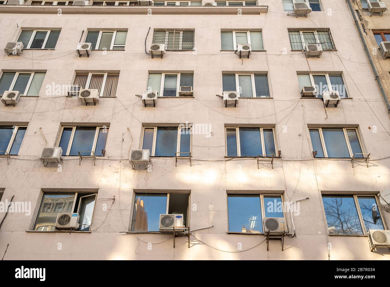 Sofia - 27. Februar 2020: Fertighaus in der Stadt auf Siedlungen. Klimaanlage neben jedem Fenster Stockfoto