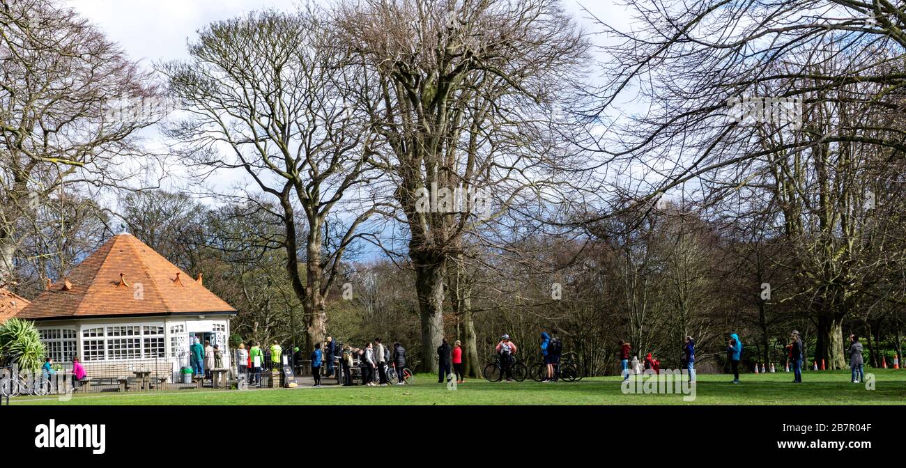 Menschen, die eine soziale Distanz beobachten, während sie während der Corona-Virusnot an einem Kiosk im Phoenix Park, Dublin, Kaffee abnehmen. Stockfoto