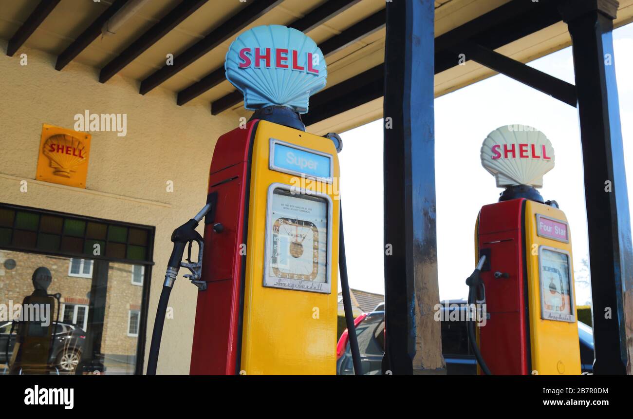 Die alte Tankstelle in Colyford, Devon, wurde in den Jahren 197-8 gebaut. Shell brachte der Station Benzin mit der Avery Hardoll Pumpe der 1950er Jahre zur Verfügung Stockfoto