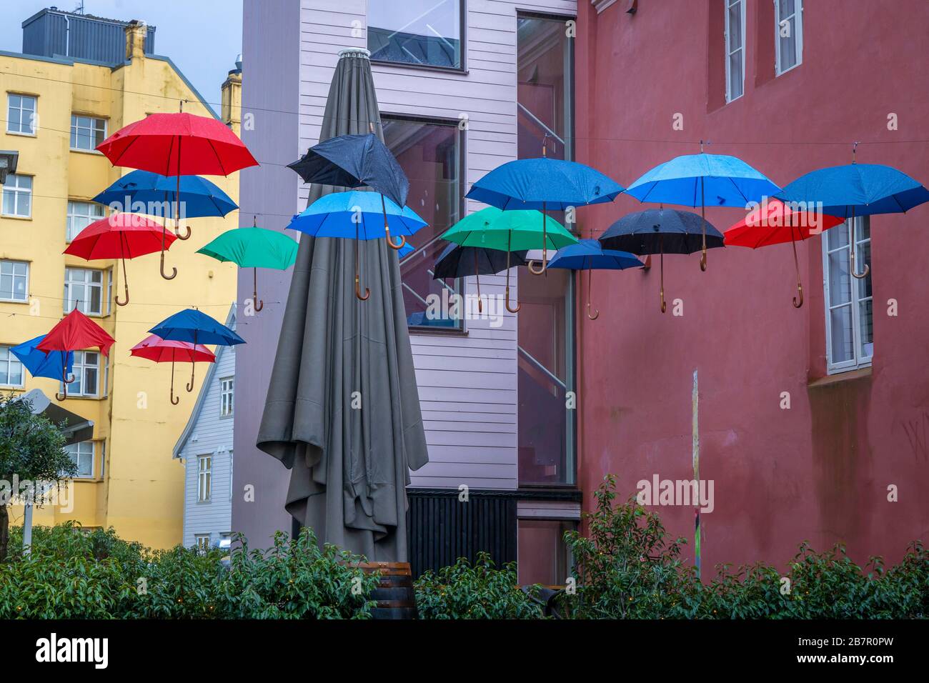 Bunte Regenschirme in Bergen, Norwegen Stockfoto