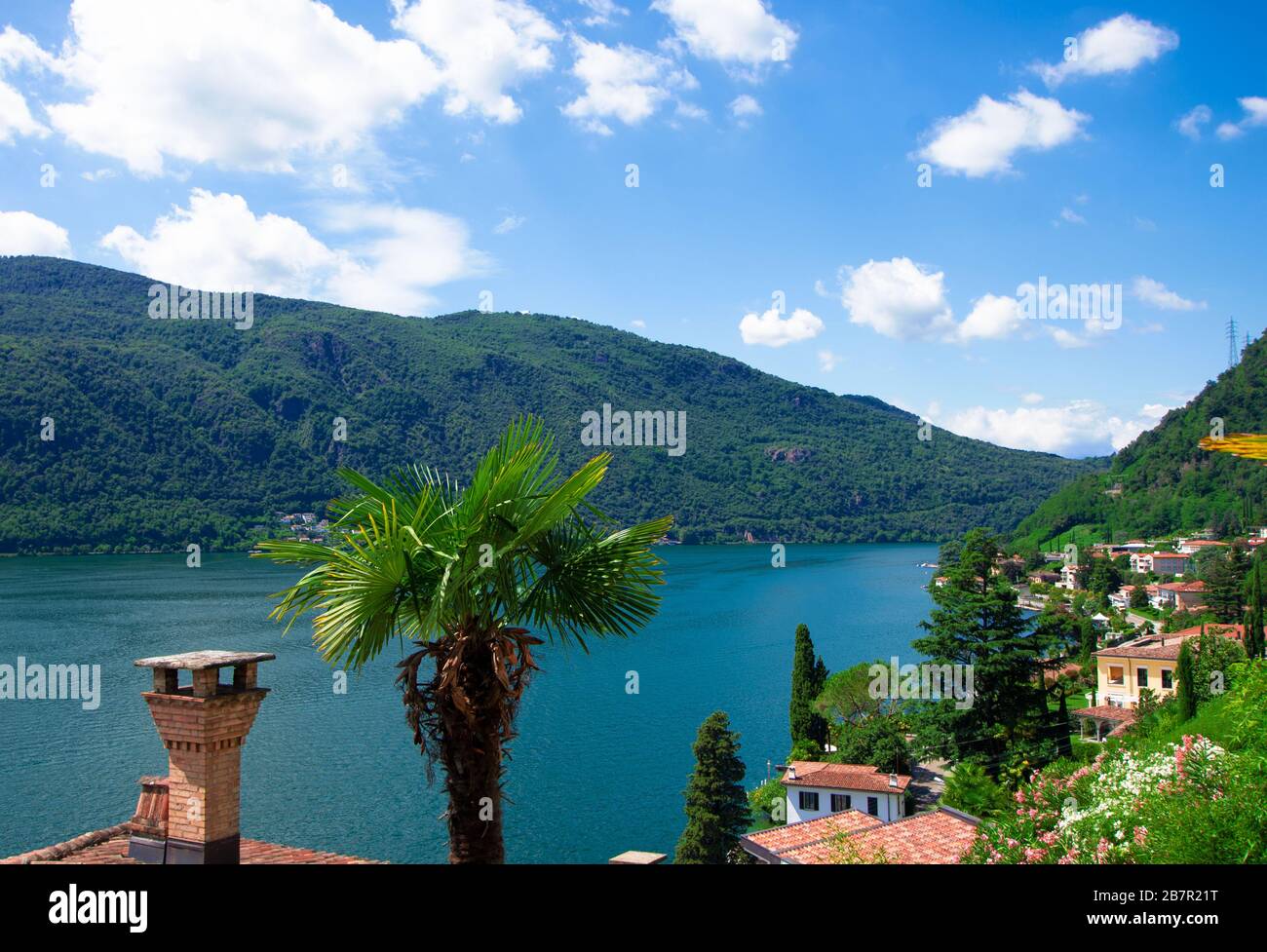 Panoramapunkt mit Blick auf den Luganersee in der Sommersaison Stockfoto