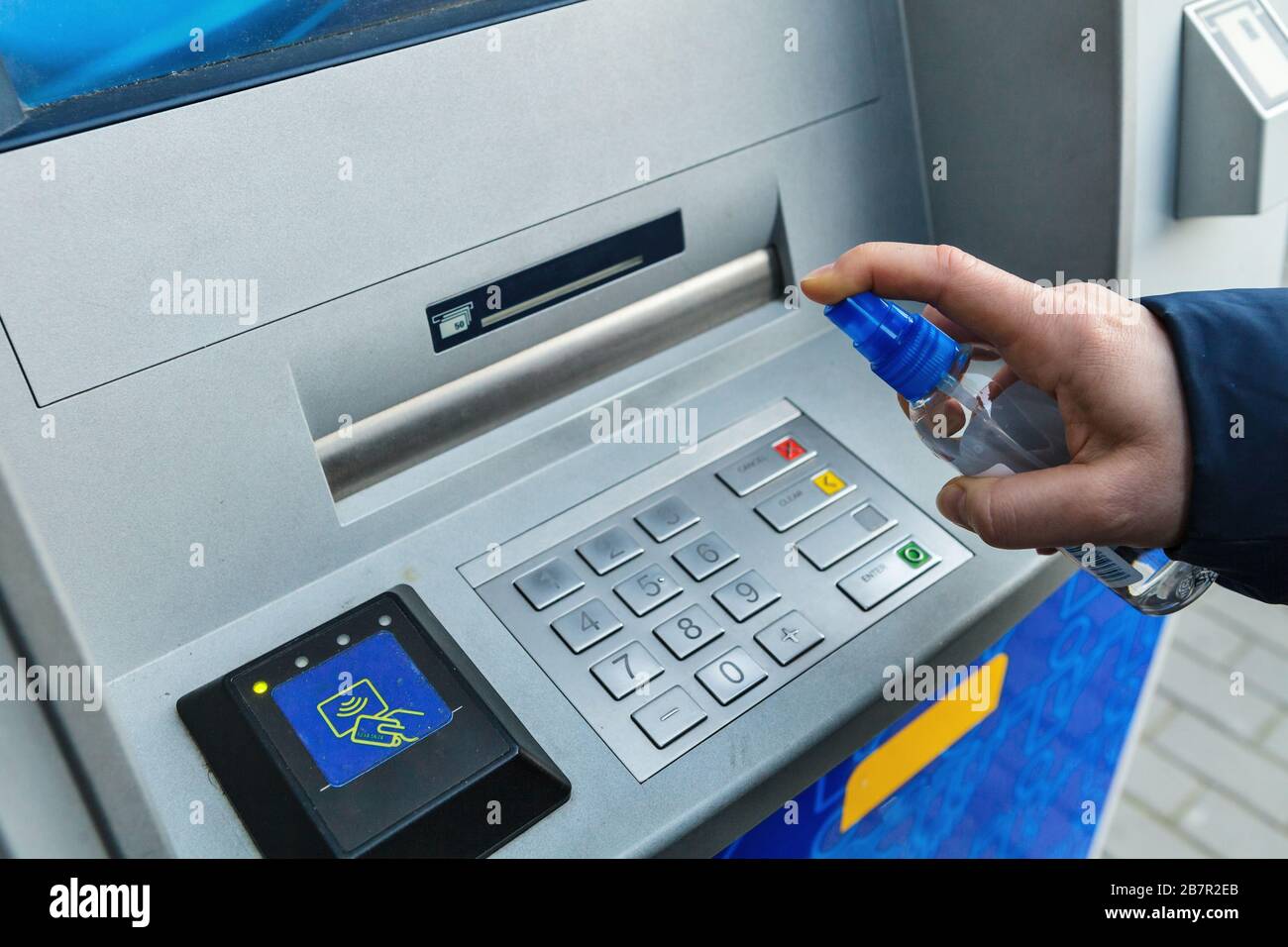 Vorsichtsmaßnahmen bei Coronavirus, ATM-Desinfektion vor der Anwendung Stockfoto