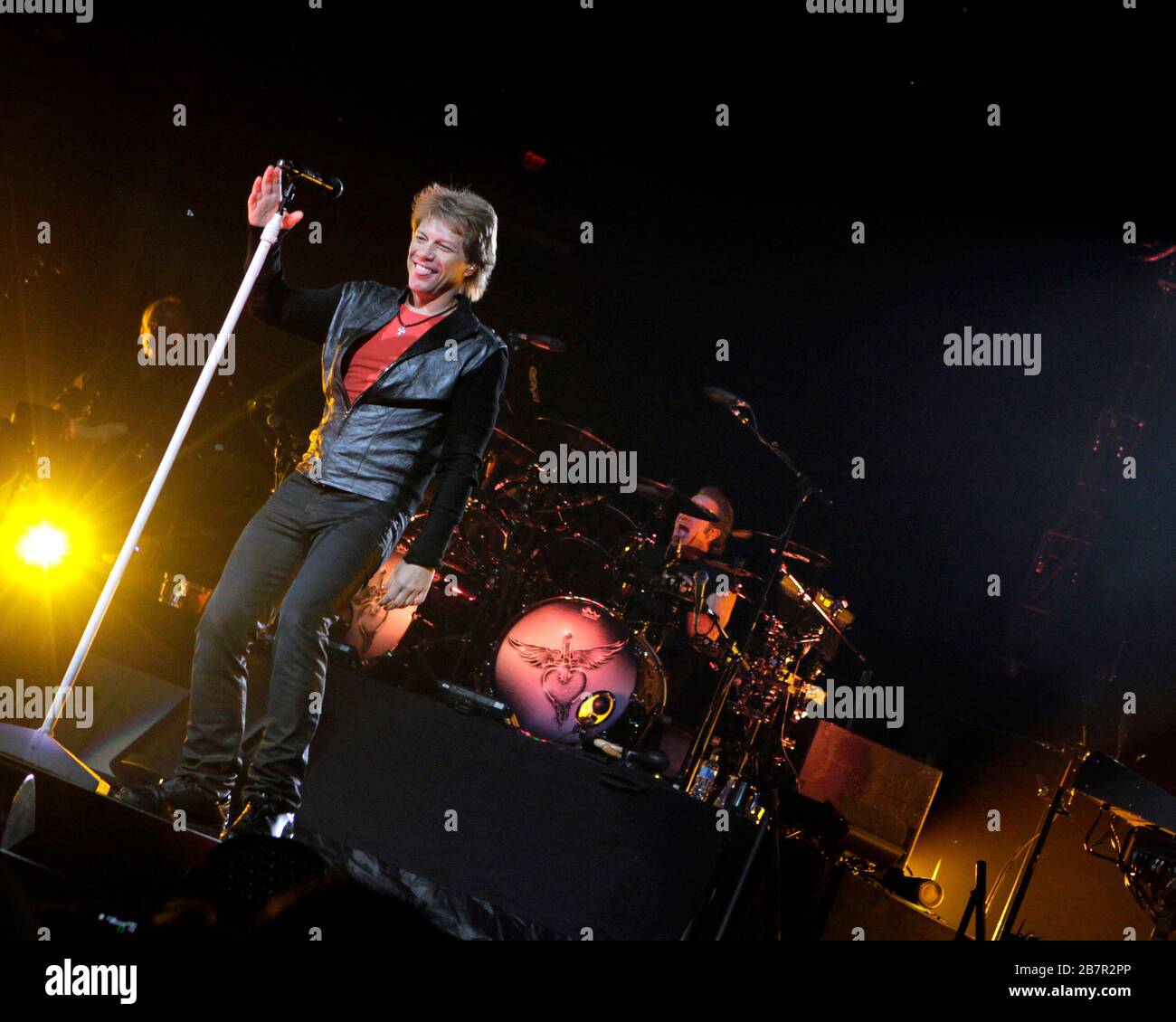 Jon Bon Jovi tritt an seinem Geburtstag im BB&T Center in Sunrise, Florida, mit Richie Sambora, David Bryan, Tico Torres und dem Rest der Band auf. Stockfoto Jon Bon Jovi tritt an seinem Geburtstag im BB&T Center in Sunrise, Florida, mit Richie Sambora, David Bryan, Tico Torres und dem Rest der Band auf. Stockfoto