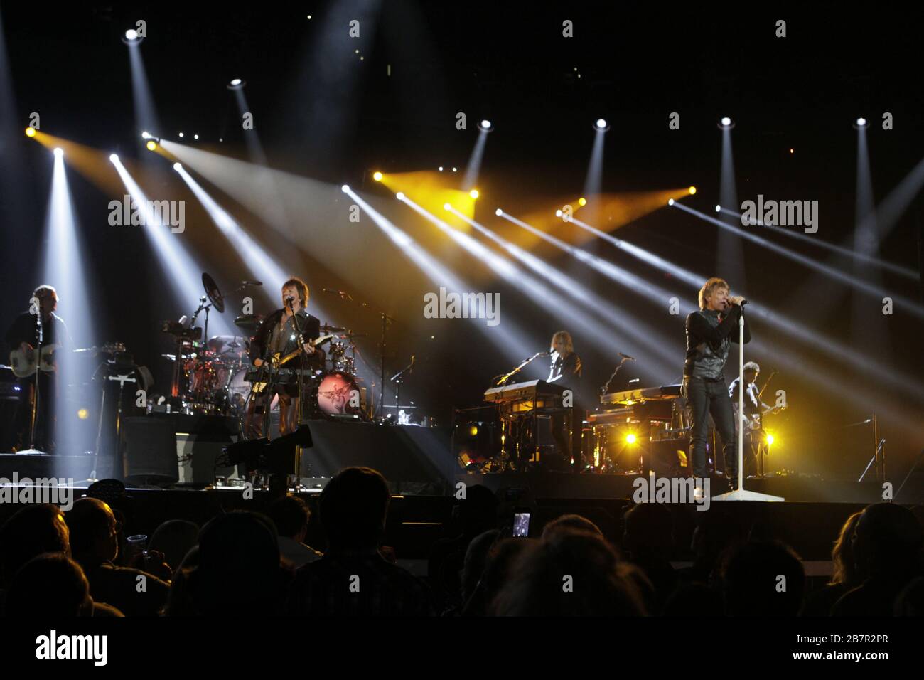 Jon Bon Jovi tritt an seinem Geburtstag im BB&T Center in Sunrise, Florida, mit Richie Sambora, David Bryan, Tico Torres und dem Rest der Band auf. Stockfoto Jon Bon Jovi tritt an seinem Geburtstag im BB&T Center in Sunrise, Florida, mit Richie Sambora, David Bryan, Tico Torres und dem Rest der Band auf. Stockfoto