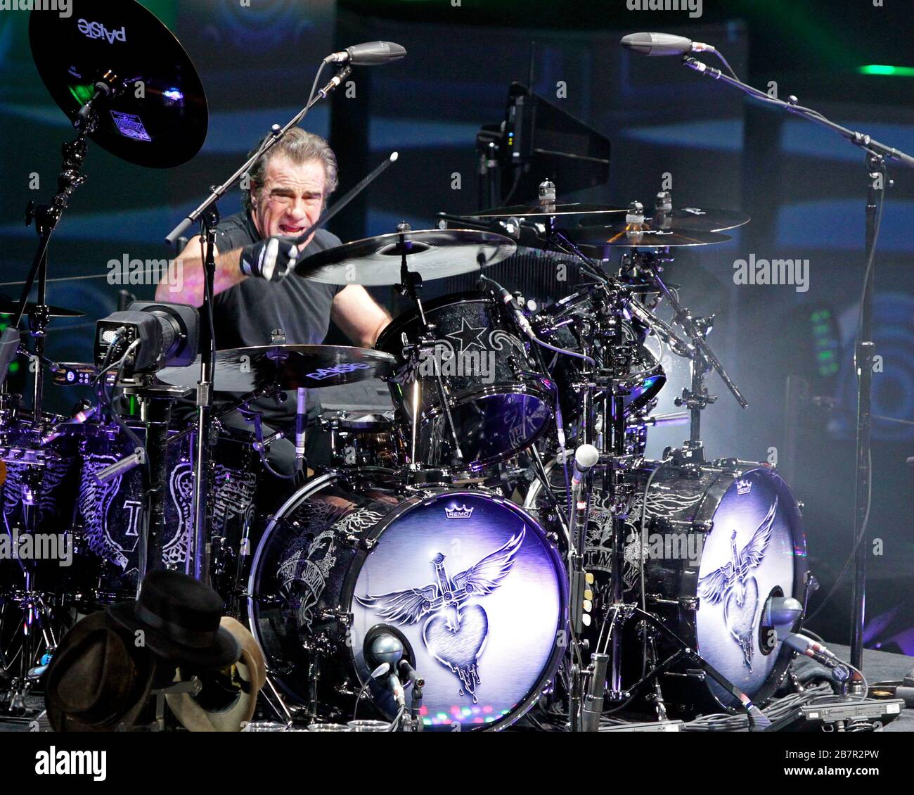 Schlagzeuger Tico Torres tritt mit Jon Bon Jovi, David Bryan, Richie Sambora und dem Rest der Band im BB&T Center in Sunrise, Florida auf. Stockfoto Schlagzeuger Tico Torres tritt mit Jon Bon Jovi, David Bryan, Richie Sambora und dem Rest der Band im BB&T Center in Sunrise, Florida auf. Stockfoto