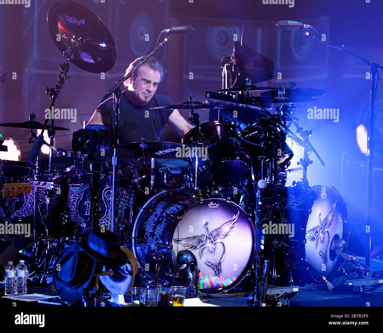 Schlagzeuger Tico Torres tritt mit Jon Bon Jovi, David Bryan, Richie Sambora und dem Rest der Band im BB&T Center in Sunrise, Florida auf. Stockfoto Schlagzeuger Tico Torres tritt mit Jon Bon Jovi, David Bryan, Richie Sambora und dem Rest der Band im BB&T Center in Sunrise, Florida auf. Stockfoto