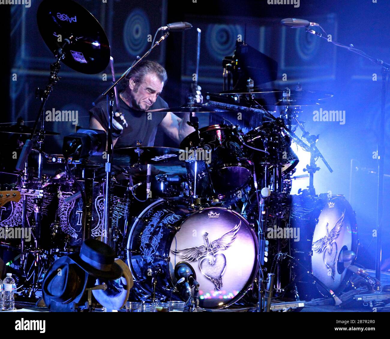 Schlagzeuger Tico Torres tritt mit Jon Bon Jovi, David Bryan, Richie Sambora und dem Rest der Band im BB&T Center in Sunrise, Florida auf. Stockfoto Schlagzeuger Tico Torres tritt mit Jon Bon Jovi, David Bryan, Richie Sambora und dem Rest der Band im BB&T Center in Sunrise, Florida auf. Stockfoto