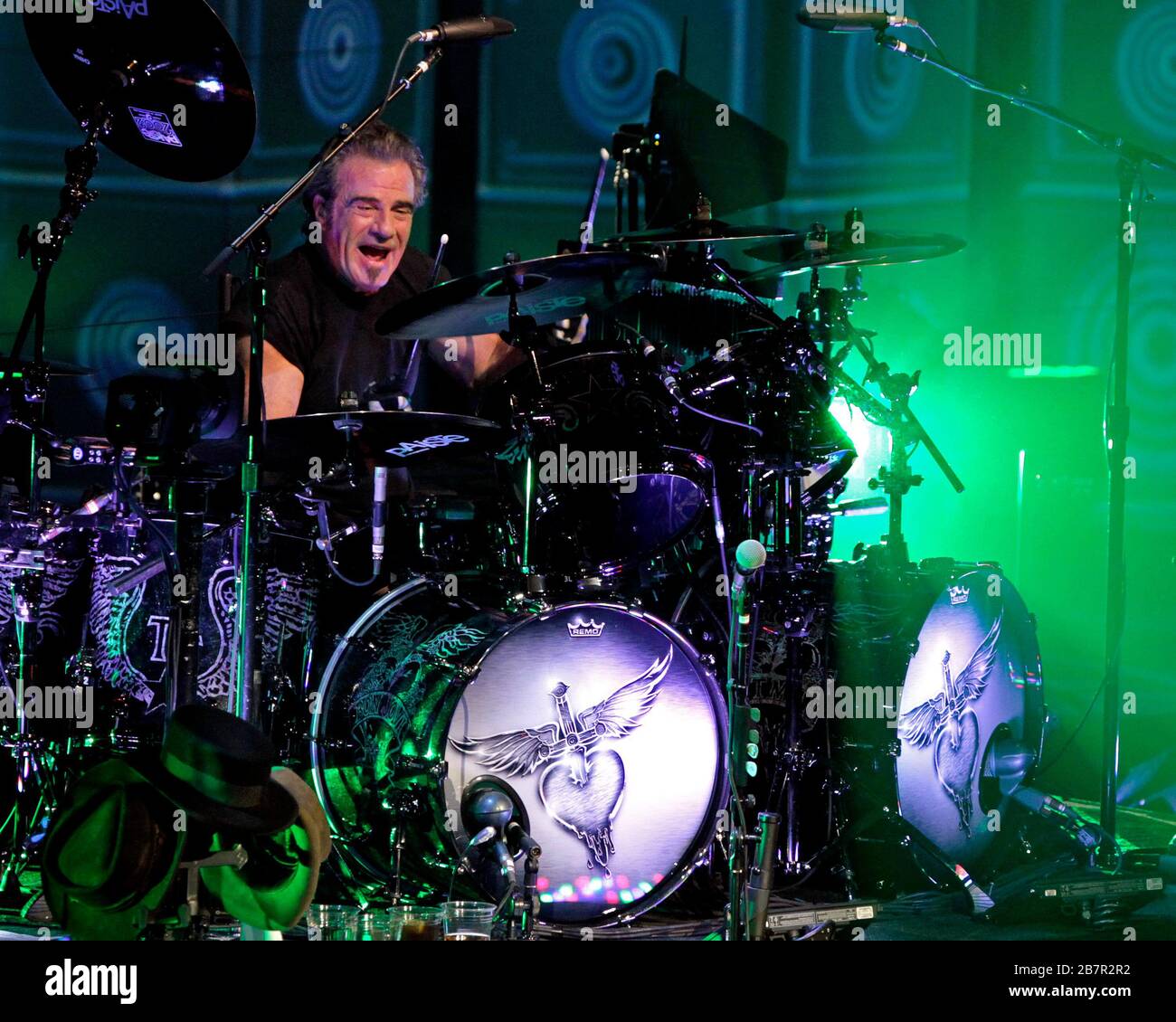 Schlagzeuger Tico Torres tritt mit Jon Bon Jovi, David Bryan, Richie Sambora und dem Rest der Band im BB&T Center in Sunrise, Florida auf. Stockfoto Schlagzeuger Tico Torres tritt mit Jon Bon Jovi, David Bryan, Richie Sambora und dem Rest der Band im BB&T Center in Sunrise, Florida auf. Stockfoto