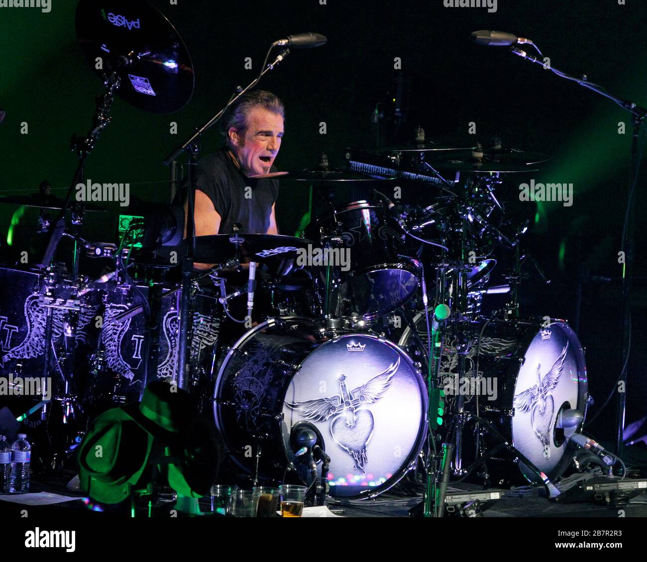 Schlagzeuger Tico Torres tritt mit Jon Bon Jovi, David Bryan, Richie Sambora und dem Rest der Band im BB&T Center in Sunrise, Florida auf. Stockfoto Schlagzeuger Tico Torres tritt mit Jon Bon Jovi, David Bryan, Richie Sambora und dem Rest der Band im BB&T Center in Sunrise, Florida auf. Stockfoto