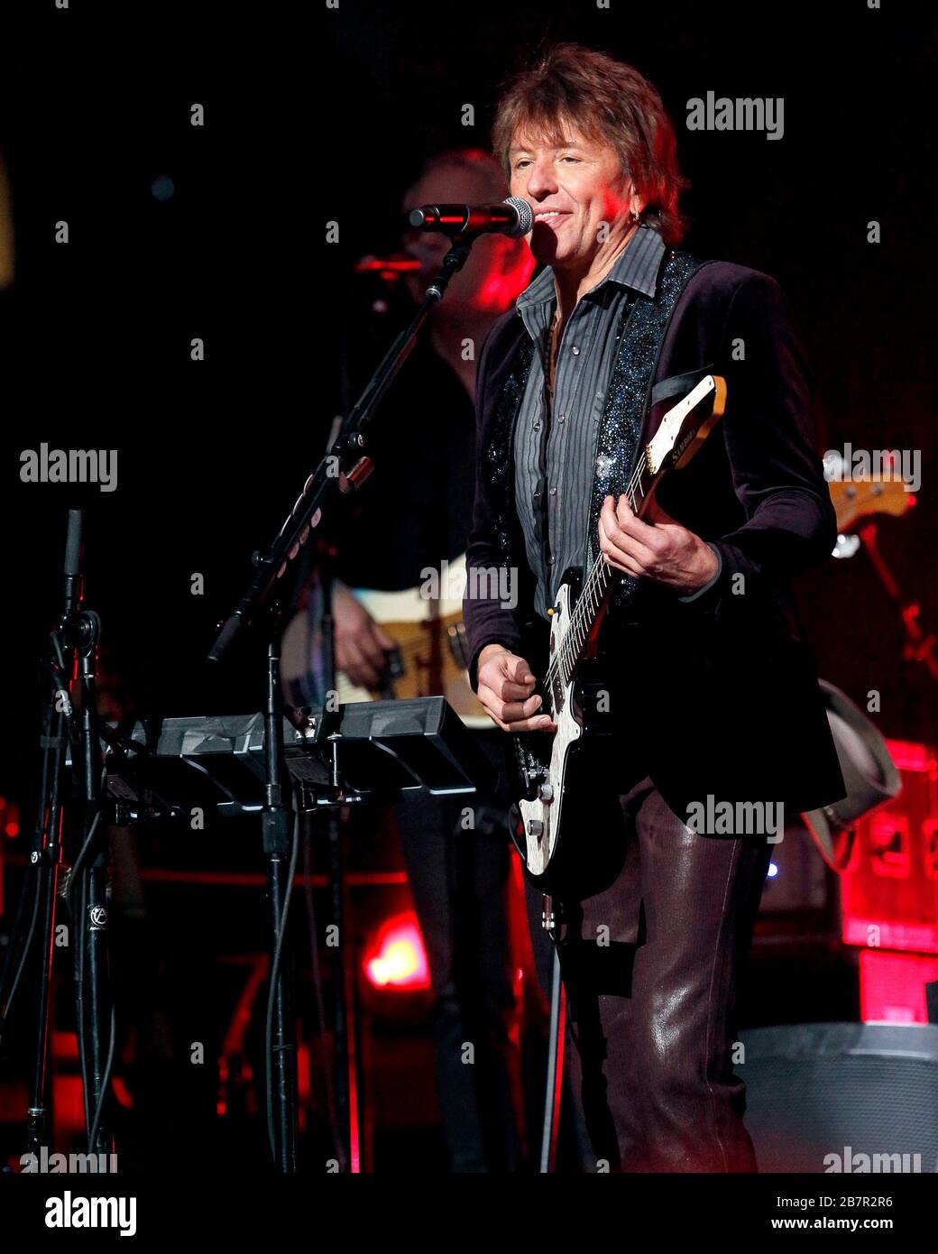 Richie Sambora tritt mit Jon Bon Jovi, David Bryan, Tico Torres und dem Rest der Band im BB&T Center in Sunrise, Florida auf. Stockfoto Richie Sambora tritt mit Jon Bon Jovi, David Bryan, Tico Torres und dem Rest der Band im BB&T Center in Sunrise, Florida auf. Stockfoto