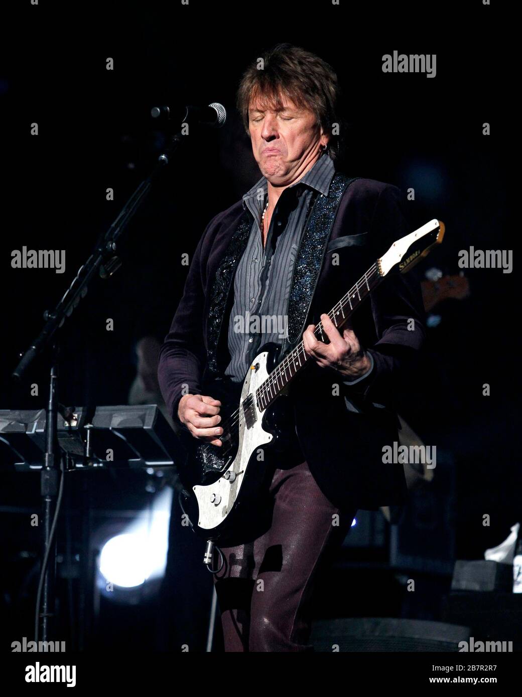 Richie Sambora tritt mit Jon Bon Jovi, David Bryan, Tico Torres und dem Rest der Band im BB&T Center in Sunrise, Florida auf. Stockfoto Richie Sambora tritt mit Jon Bon Jovi, David Bryan, Tico Torres und dem Rest der Band im BB&T Center in Sunrise, Florida auf. Stockfoto