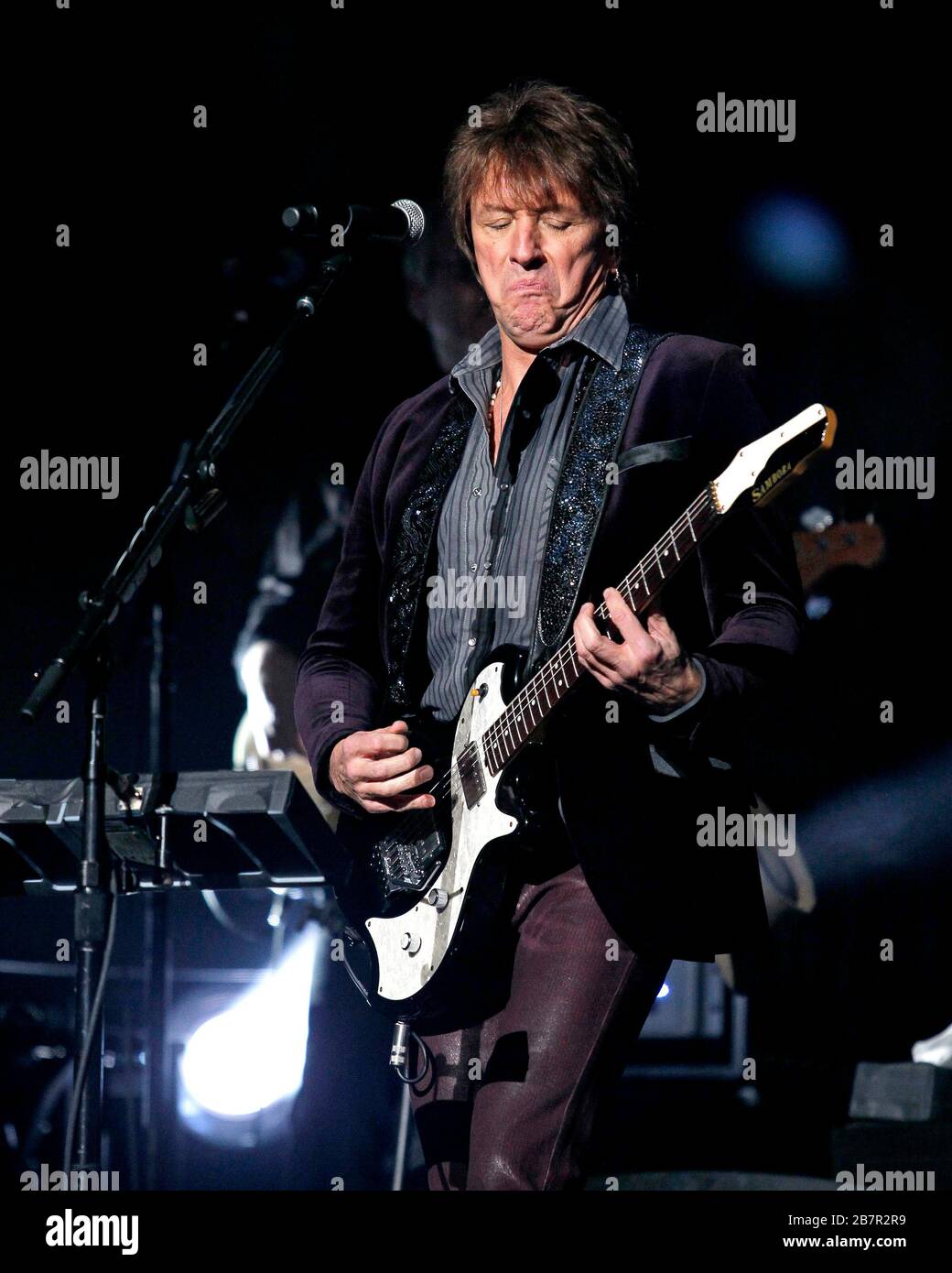 Richie Sambora tritt mit Jon Bon Jovi, David Bryan, Tico Torres und dem Rest der Band im BB&T Center in Sunrise, Florida auf. Stockfoto Richie Sambora tritt mit Jon Bon Jovi, David Bryan, Tico Torres und dem Rest der Band im BB&T Center in Sunrise, Florida auf. Stockfoto