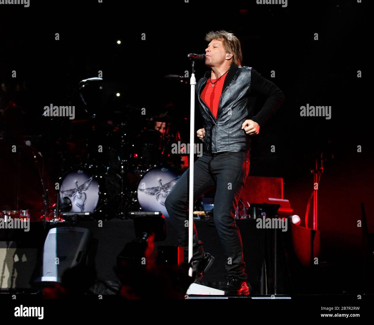 Jon Bon Jovi tritt an seinem Geburtstag im BB&T Center in Sunrise, Florida, mit Richie Sambora, David Bryan, Tico Torres und dem Rest der Band auf. Stockfoto Jon Bon Jovi tritt an seinem Geburtstag im BB&T Center in Sunrise, Florida, mit Richie Sambora, David Bryan, Tico Torres und dem Rest der Band auf. Stockfoto