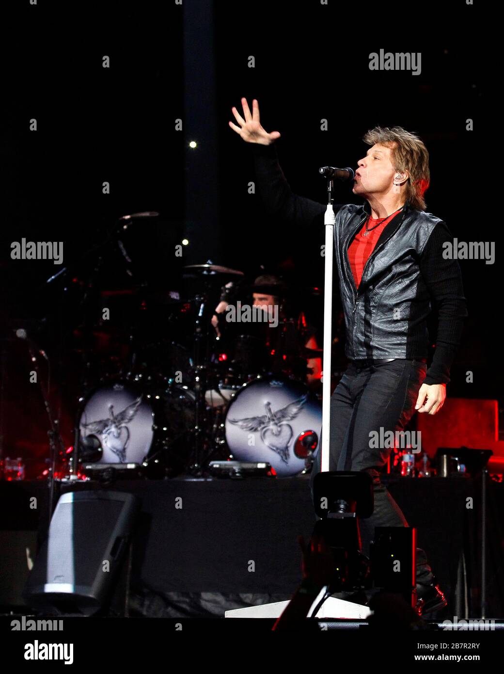 Jon Bon Jovi tritt an seinem Geburtstag im BB&T Center in Sunrise, Florida, mit Richie Sambora, David Bryan, Tico Torres und dem Rest der Band auf. Stockfoto Jon Bon Jovi tritt an seinem Geburtstag im BB&T Center in Sunrise, Florida, mit Richie Sambora, David Bryan, Tico Torres und dem Rest der Band auf. Stockfoto