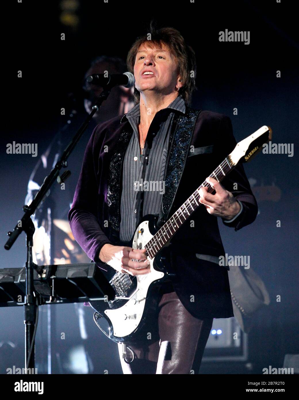 Richie Sambora tritt mit Jon Bon Jovi, David Bryan, Tico Torres und dem Rest der Band im BB&T Center in Sunrise, Florida auf. Stockfoto Richie Sambora tritt mit Jon Bon Jovi, David Bryan, Tico Torres und dem Rest der Band im BB&T Center in Sunrise, Florida auf. Stockfoto