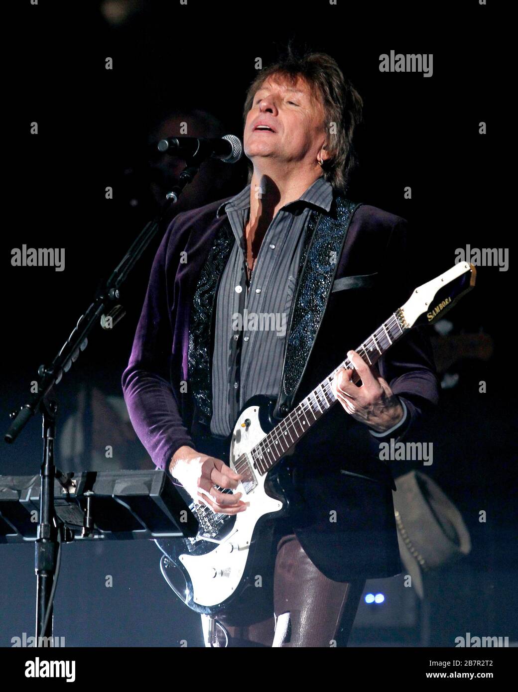 Richie Sambora tritt mit Jon Bon Jovi, David Bryan, Tico Torres und dem Rest der Band im BB&T Center in Sunrise, Florida auf. Stockfoto Richie Sambora tritt mit Jon Bon Jovi, David Bryan, Tico Torres und dem Rest der Band im BB&T Center in Sunrise, Florida auf. Stockfoto