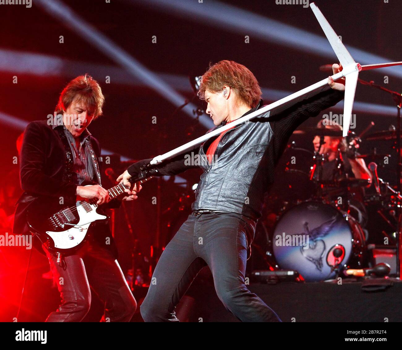 Jon Bon Jovi tritt an seinem Geburtstag im BB&T Center in Sunrise, Florida, mit Richie Sambora, David Bryan, Tico Torres und dem Rest der Band auf. Stockfoto Jon Bon Jovi tritt an seinem Geburtstag im BB&T Center in Sunrise, Florida, mit Richie Sambora, David Bryan, Tico Torres und dem Rest der Band auf. Stockfoto