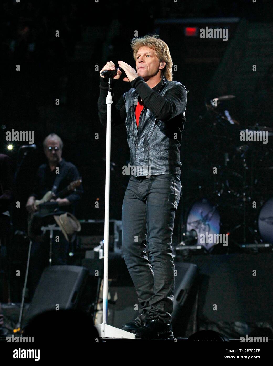 Jon Bon Jovi tritt an seinem Geburtstag im BB&T Center in Sunrise, Florida, mit Richie Sambora, David Bryan, Tico Torres und dem Rest der Band auf. Stockfoto Jon Bon Jovi tritt an seinem Geburtstag im BB&T Center in Sunrise, Florida, mit Richie Sambora, David Bryan, Tico Torres und dem Rest der Band auf. Stockfoto