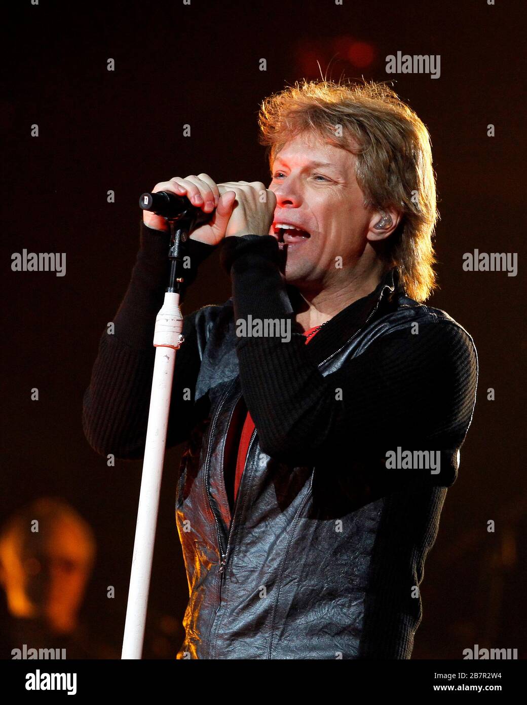 Jon Bon Jovi tritt an seinem Geburtstag im BB&T Center in Sunrise, Florida, mit Richie Sambora, David Bryan, Tico Torres und dem Rest der Band auf. Stockfoto Jon Bon Jovi tritt an seinem Geburtstag im BB&T Center in Sunrise, Florida, mit Richie Sambora, David Bryan, Tico Torres und dem Rest der Band auf. Stockfoto