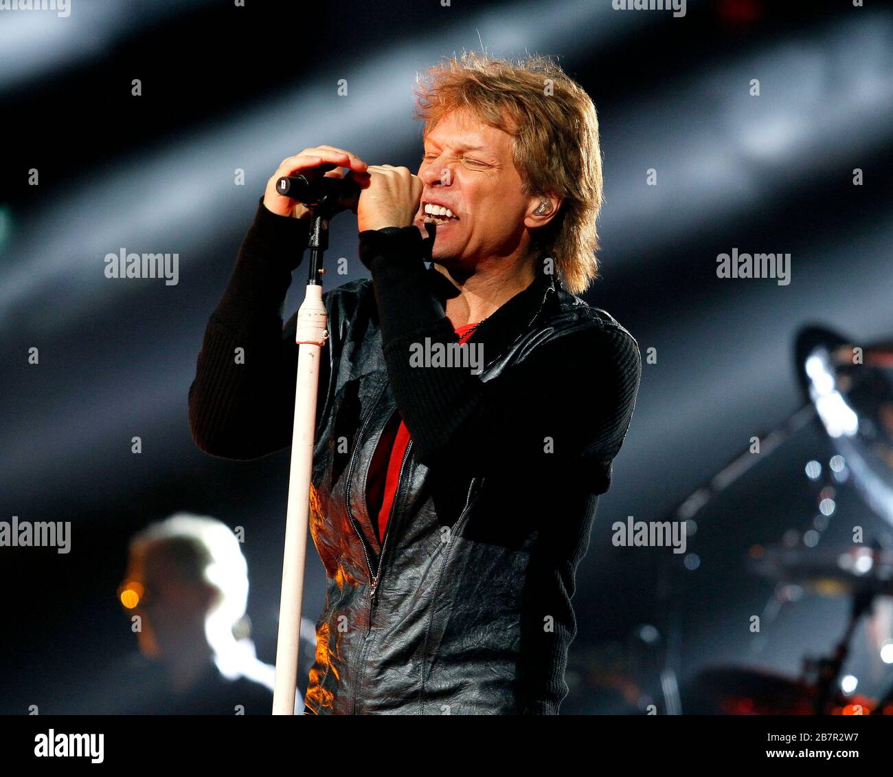 Jon Bon Jovi tritt an seinem Geburtstag im BB&T Center in Sunrise, Florida, mit Richie Sambora, David Bryan, Tico Torres und dem Rest der Band auf. Stockfoto Jon Bon Jovi tritt an seinem Geburtstag im BB&T Center in Sunrise, Florida, mit Richie Sambora, David Bryan, Tico Torres und dem Rest der Band auf. Stockfoto