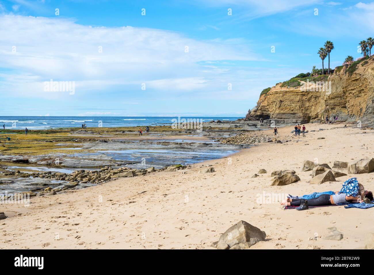 Küstenszene an einem Winternachmittag im Sunset Cliffs Natural Park. San Diego, CA, USA. Dieser Ort wird North Garbage Beach genannt. Stockfoto