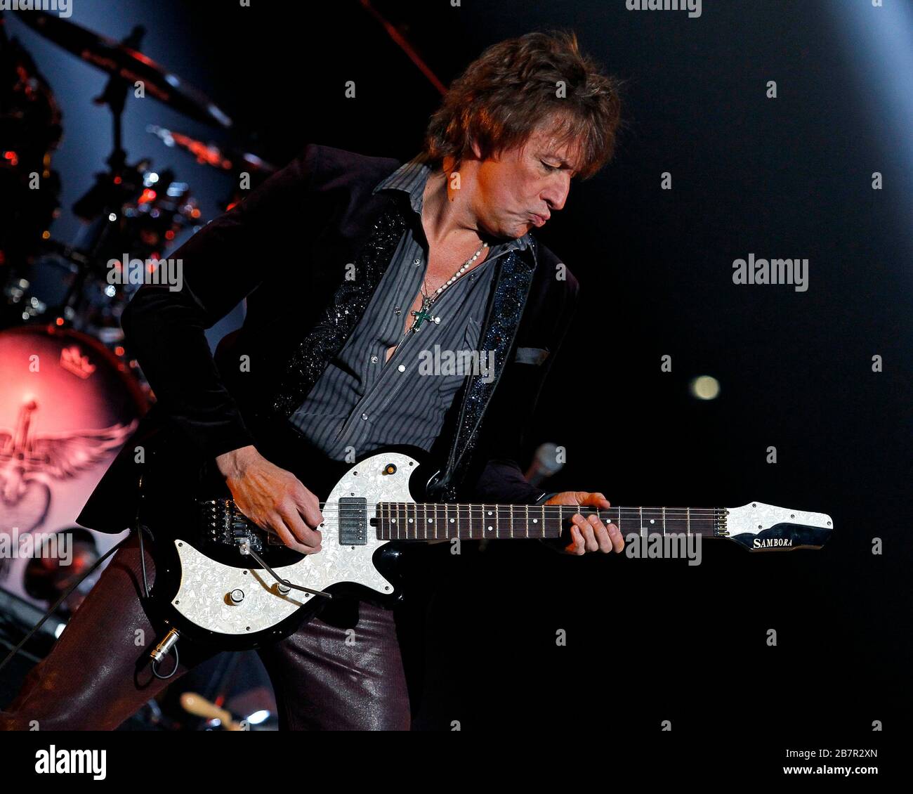 Richie Sambora tritt mit Jon Bon Jovi, David Bryan, Tico Torres und dem Rest der Band im BB&T Center in Sunrise, Florida auf. Stockfoto Richie Sambora tritt mit Jon Bon Jovi, David Bryan, Tico Torres und dem Rest der Band im BB&T Center in Sunrise, Florida auf. Stockfoto