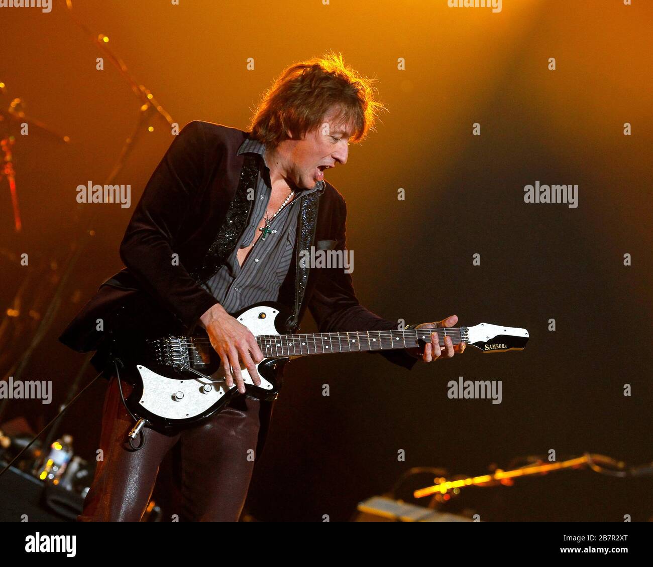 Richie Sambora tritt mit Jon Bon Jovi, David Bryan, Tico Torres und dem Rest der Band im BB&T Center in Sunrise, Florida auf. Stockfoto Richie Sambora tritt mit Jon Bon Jovi, David Bryan, Tico Torres und dem Rest der Band im BB&T Center in Sunrise, Florida auf. Stockfoto