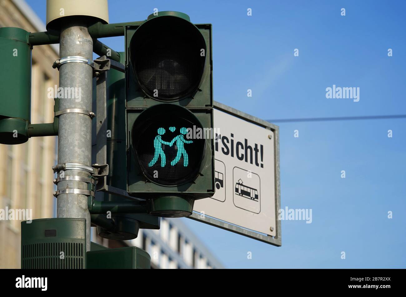 Ampelschwulen-Paar im Herzen Frankfurts Stockfoto