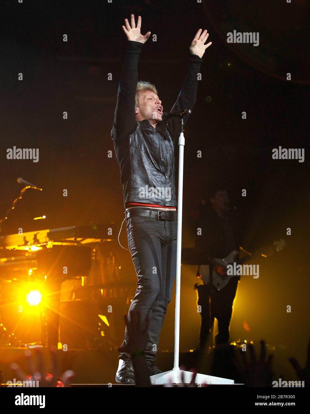 Jon Bon Jovi tritt an seinem Geburtstag im BB&T Center in Sunrise, Florida, mit Richie Sambora, David Bryan, Tico Torres und dem Rest der Band auf. Stockfoto Jon Bon Jovi tritt an seinem Geburtstag im BB&T Center in Sunrise, Florida, mit Richie Sambora, David Bryan, Tico Torres und dem Rest der Band auf. Stockfoto