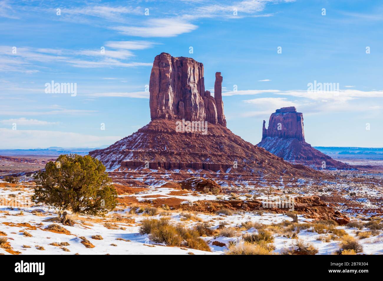 Monument Valley Navajo Tribal Park, West mitten im Schnee Stockfoto