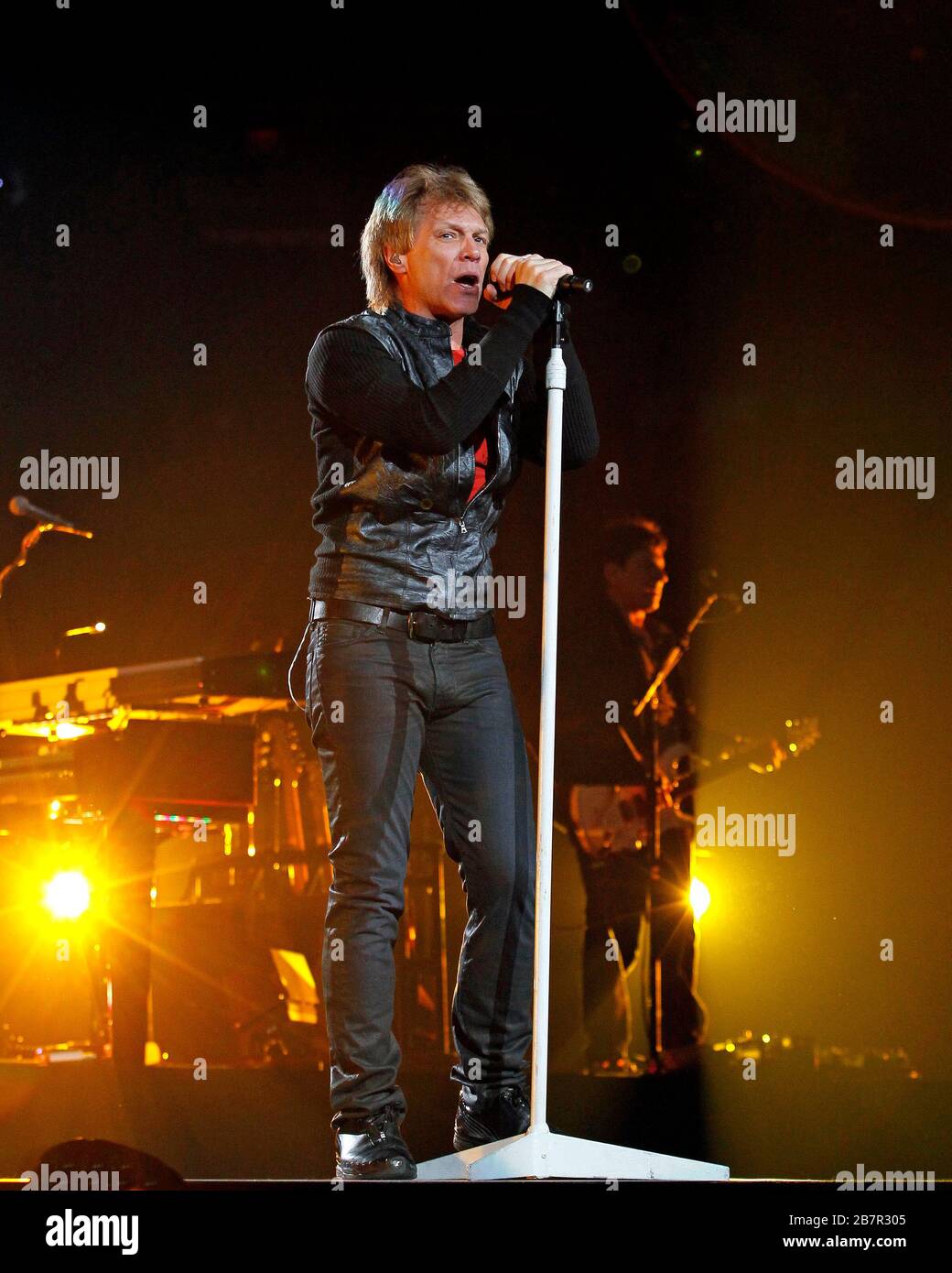Jon Bon Jovi tritt an seinem Geburtstag im BB&T Center in Sunrise, Florida, mit Richie Sambora, David Bryan, Tico Torres und dem Rest der Band auf. Stockfoto Jon Bon Jovi tritt an seinem Geburtstag im BB&T Center in Sunrise, Florida, mit Richie Sambora, David Bryan, Tico Torres und dem Rest der Band auf. Stockfoto