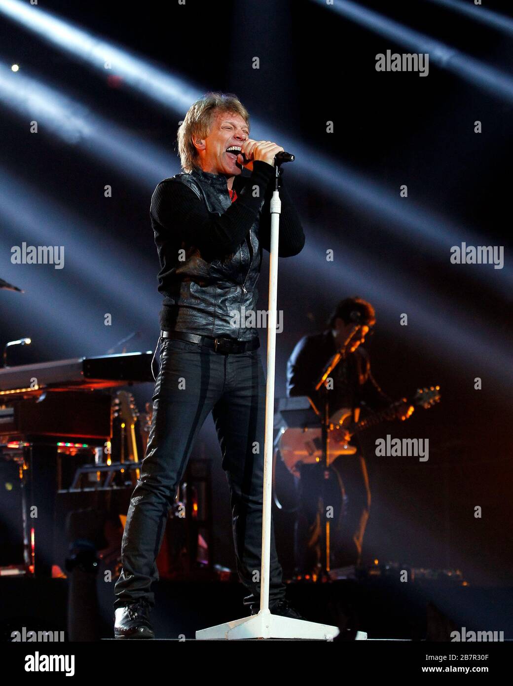 Jon Bon Jovi tritt an seinem Geburtstag im BB&T Center in Sunrise, Florida, mit Richie Sambora, David Bryan, Tico Torres und dem Rest der Band auf. Stockfoto Jon Bon Jovi tritt an seinem Geburtstag im BB&T Center in Sunrise, Florida, mit Richie Sambora, David Bryan, Tico Torres und dem Rest der Band auf. Stockfoto