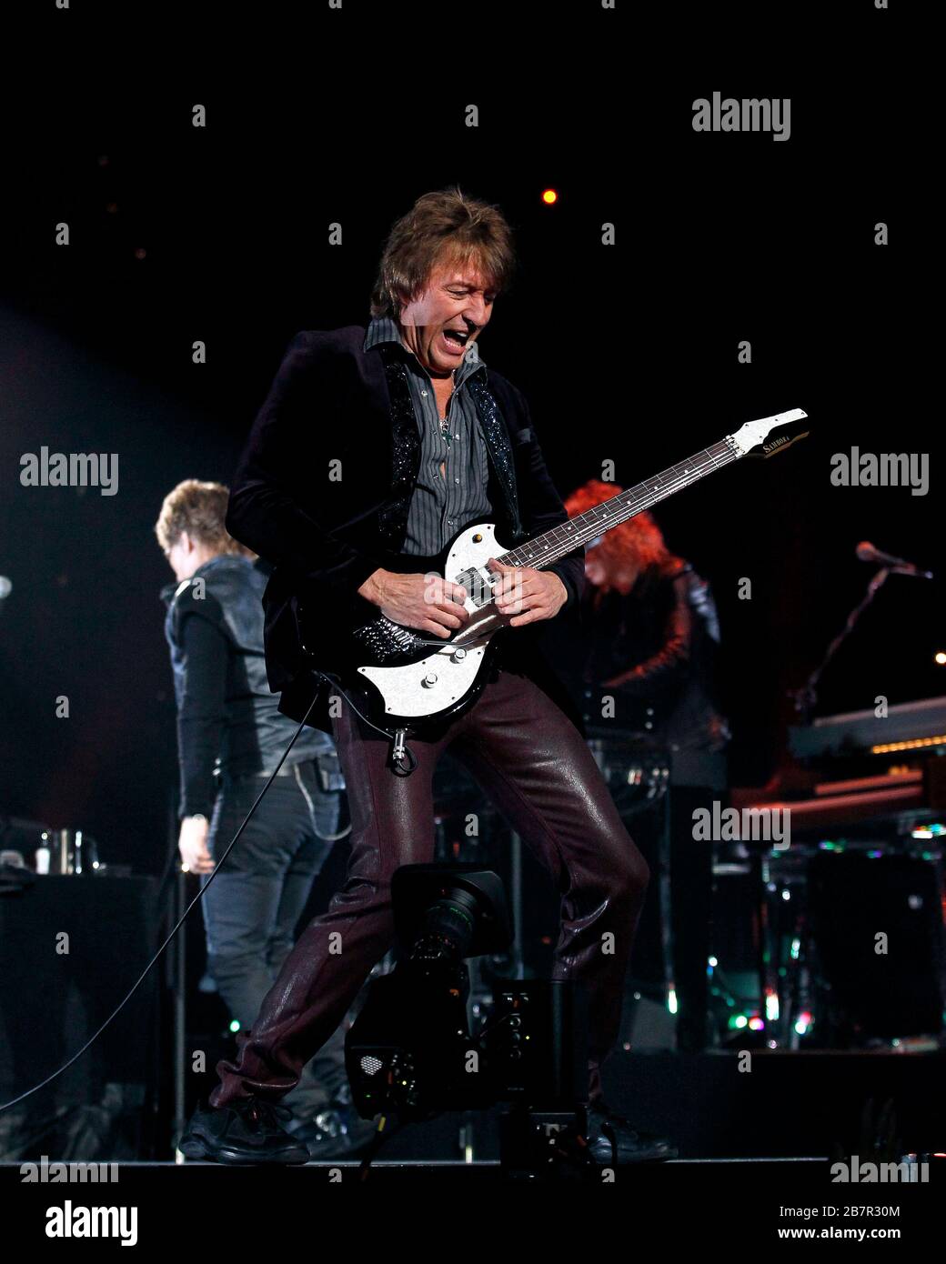 Jon Bon Jovi tritt an seinem Geburtstag im BB&T Center in Sunrise, Florida, mit Richie Sambora, David Bryan, Tico Torres und dem Rest der Band auf. Stockfoto Jon Bon Jovi tritt an seinem Geburtstag im BB&T Center in Sunrise, Florida, mit Richie Sambora, David Bryan, Tico Torres und dem Rest der Band auf. Stockfoto